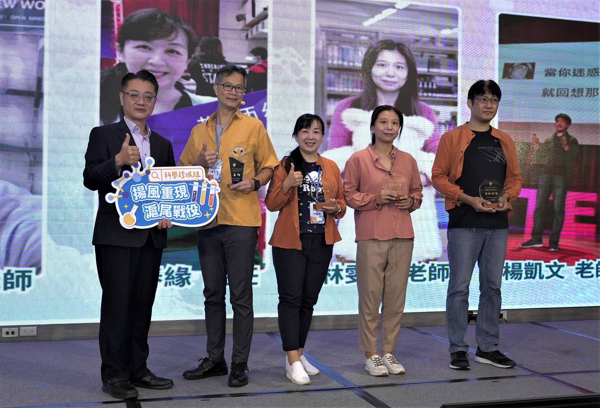 劉明超副局長(左1)與科學跨域-曹崇禮老師 、 何春緣主任 、 林雯淑老師 、 楊凱文老師