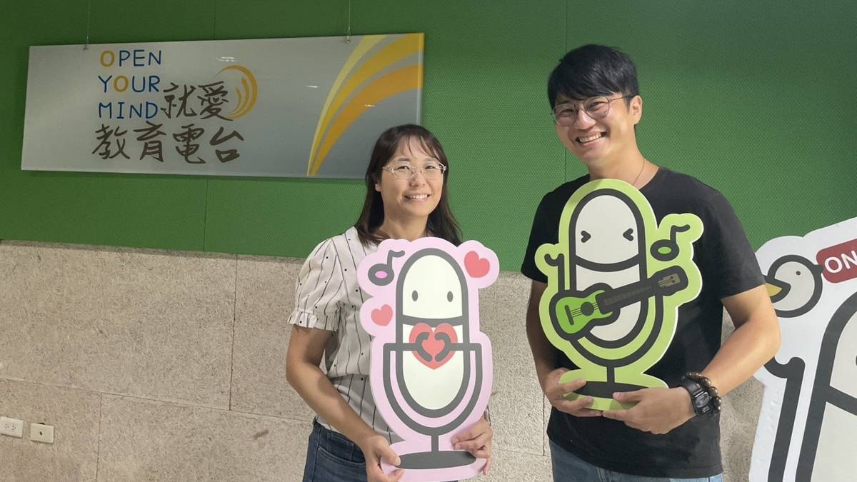 黃冠彰老師(右)喜歡教學也樂於陪著學生長大