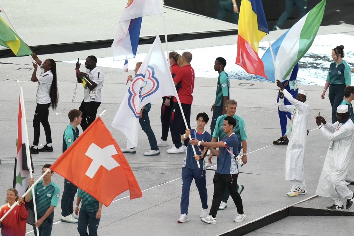 我代表團由林郁婷(右)及楊俊瀚(左)掌旗，教練及選手共18人參與盛會。(體育署提供)