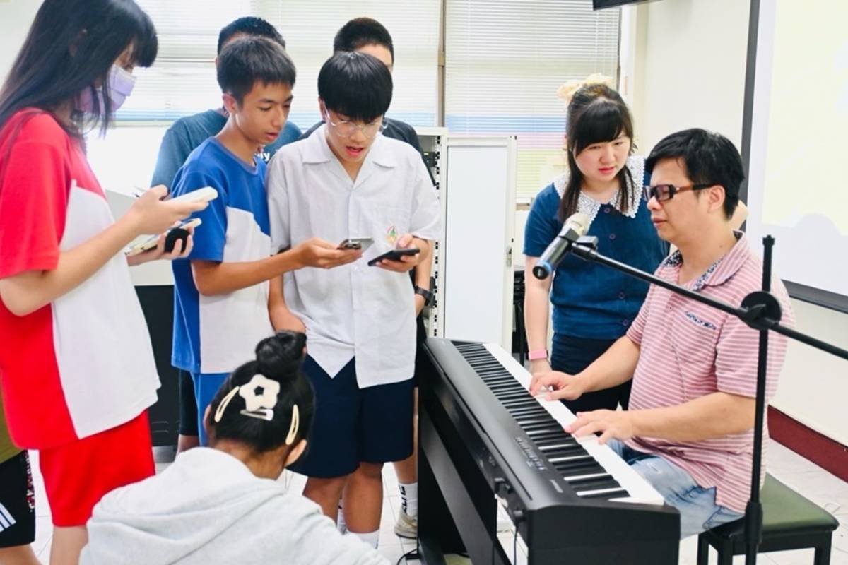 「藝青二號」首場課程「臺語歌創作工作坊」，由金曲臺語最佳男歌手王俊傑主講，帶領學生認識作詞及編曲，並融入生活中的靈感，創作出具有個人特色的歌曲。