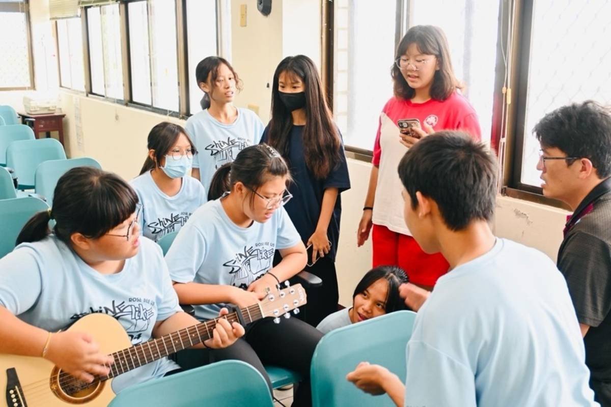 「藝青二號」首場課程「臺語歌創作工作坊」，由金曲臺語最佳男歌手王俊傑主講，帶領學生認識作詞及編曲，並融入生活中的靈感，創作出具有個人特色的歌曲。