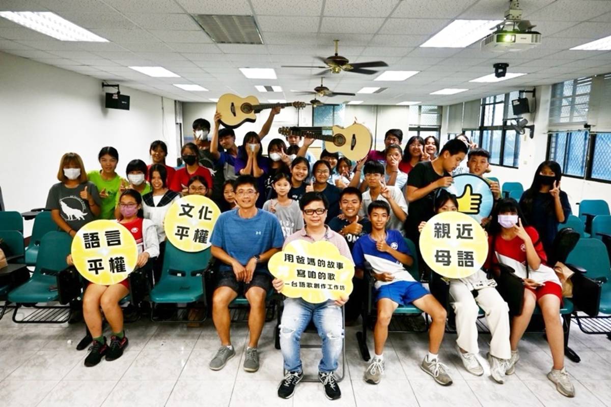 「藝青二號」首場課程「臺語歌創作工作坊」，由金曲臺語最佳男歌手王俊傑主講，帶領學生認識作詞及編曲，並融入生活中的靈感，創作出具有個人特色的歌曲。
