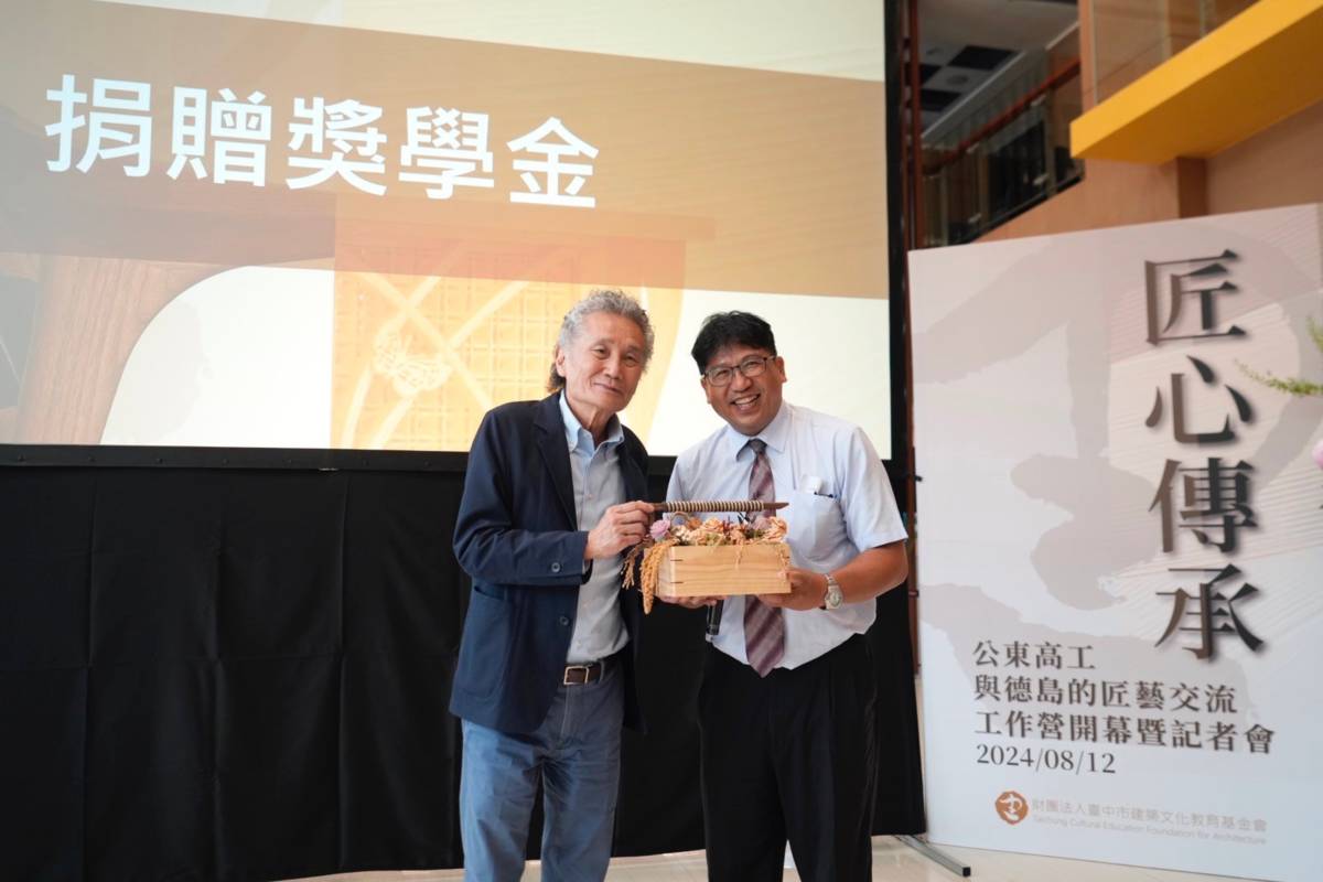 董事長高承恕(左)代表臺中市建築文化教育基金會贈送紀念品予公東高工校長李恭榮