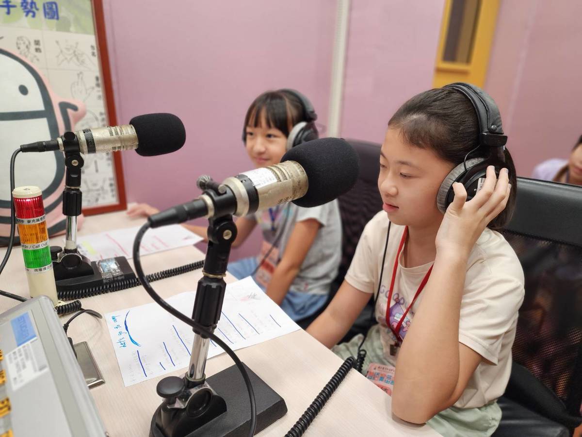 學生走進播音室體驗錄音，對著麥克風大方開口秀英語
