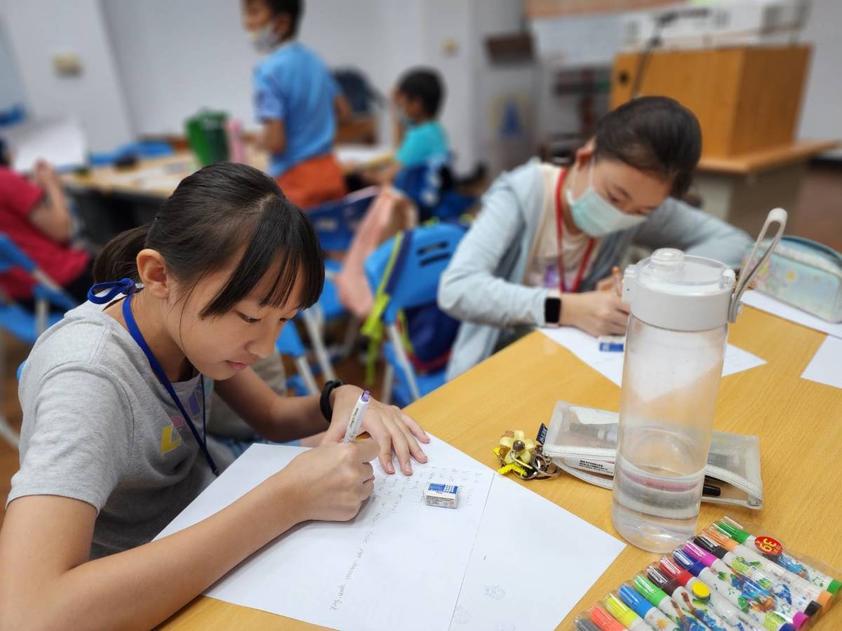 學生運用所學到的單字串成句子，寫下廣播稿