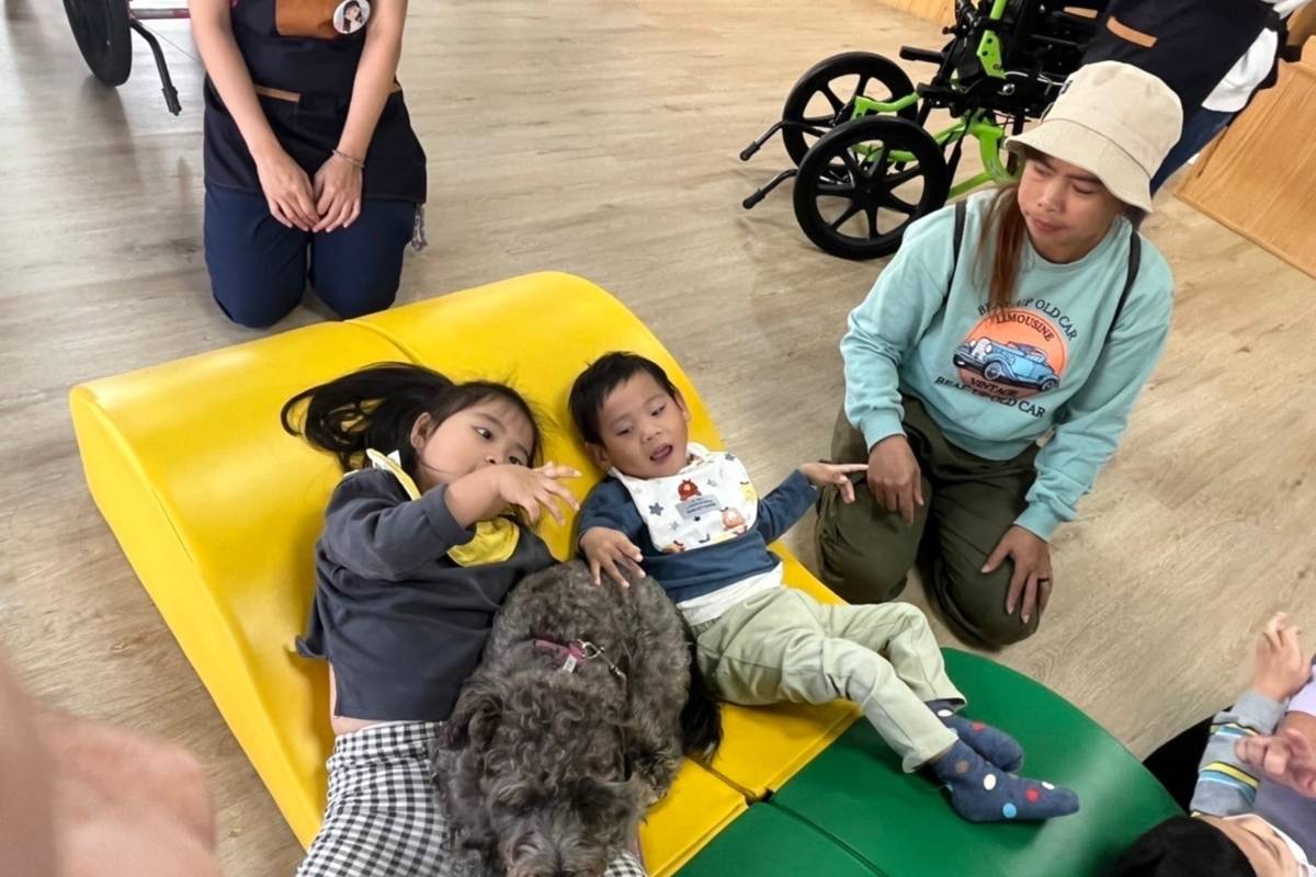 身障兒與陪伴犬親柔撫摸互動