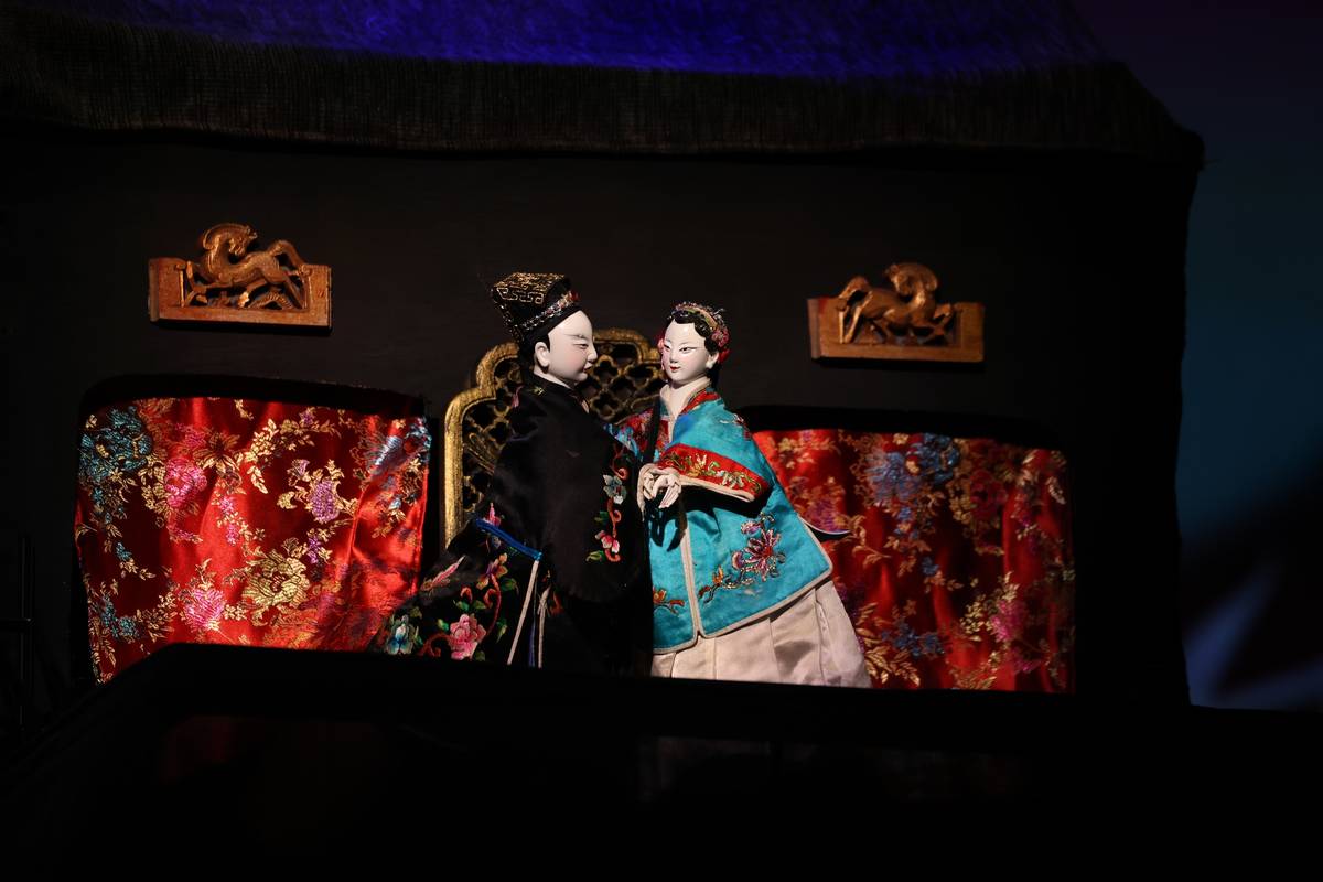 集藝戲坊以扁擔戲台形式演繹《源•緣》劇中夫妻相會的情景 (傳藝中心提供)