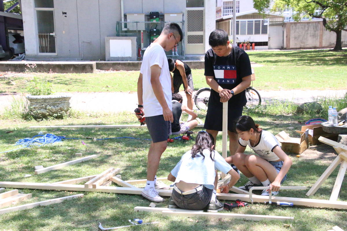 臺東女中執行國教署國際與跨校藝術共創計畫，以「交會的地平線」為主題辦理國際與跨校營隊，邀請國內外建築師到校指導，帶領來自全臺14所高中、上百名學生攜手共創。