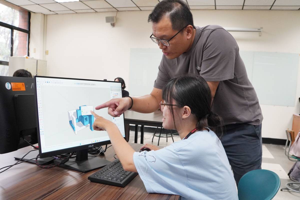 大葉大學空設系劉凱群老師(後)指導學員建模(圖片來源：大葉大學提供)