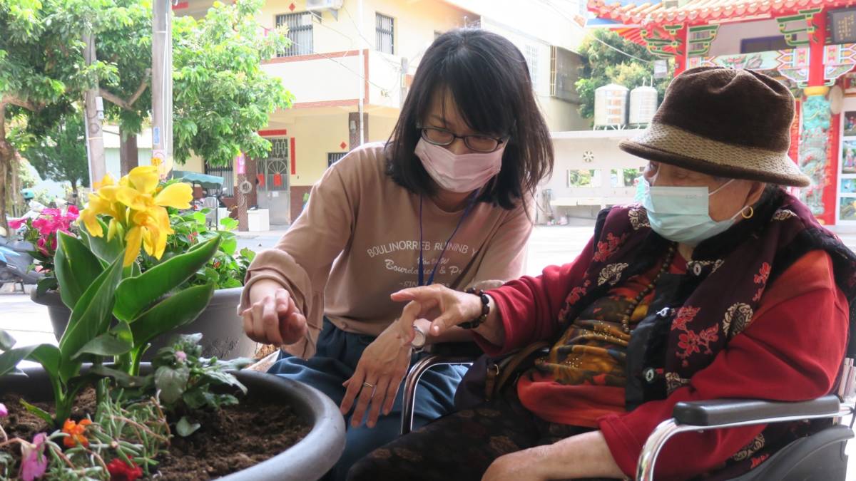 課程中應用植物，喚起阿嬤結婚時使用蓮蕉花，多子多孫
