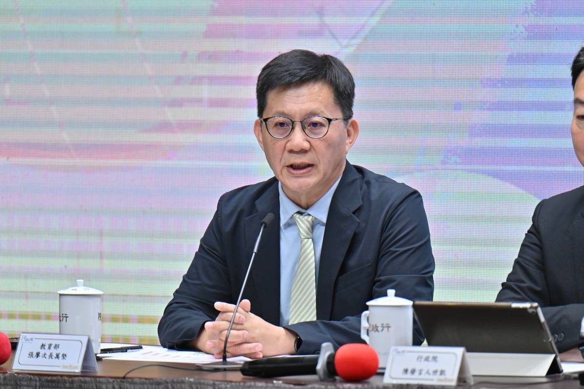 教育部次長張廖萬堅說明體發部規劃。(行政院提供)