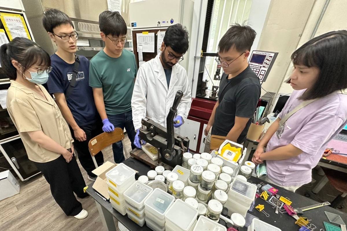 南大師生赴韓國當地大學實驗室學習