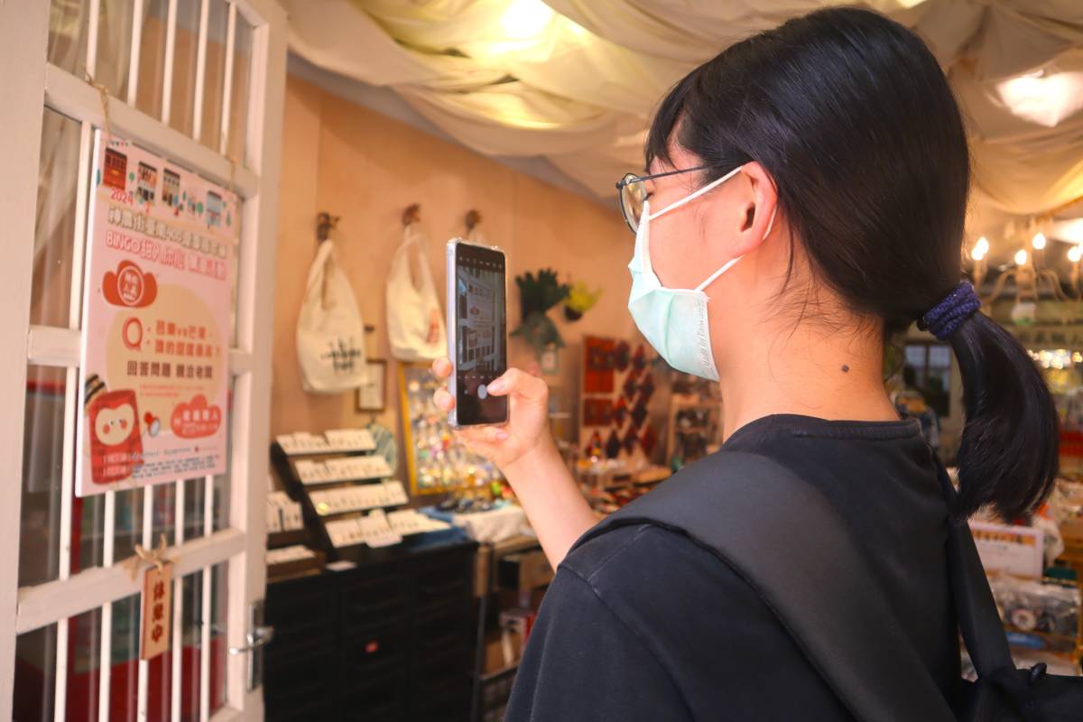 神農街上挑戰甜入你心BINGO集章活動的民眾。
