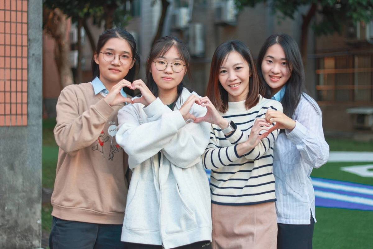 新北高中張筠婕(圖右)與同學及導師合照