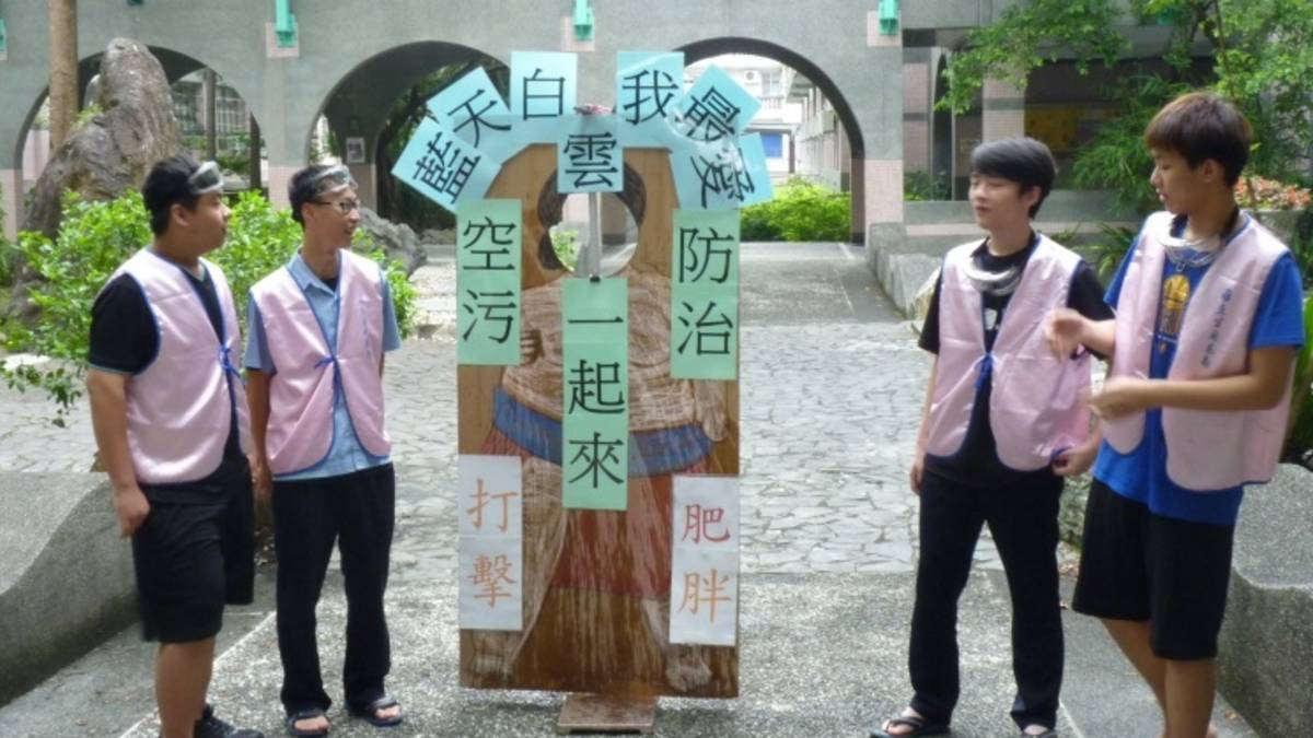111學年度校園菸檳危害防制教育介入輔導計畫網紅就是你短片競賽高中組佳作-宜蘭縣宜蘭高商-園遊會

國立宜蘭高級商業職業學校所拍攝的兩部影片「奔向黎明」、「牙白公主」，榮獲111學年度校園菸檳危害防制教育介入輔導計畫「網紅就是你」短片競賽高中組佳作。學校鼓勵並指導學生們利用課餘時間參與競賽，讓學生們透過觀察、關心身邊的人，構思宣導「反菸」的影片內容，並將生活見聞心得融入其中。校內也由健康中心及教官室配合實施各項宣導，針對抽菸學生進行戒菸教育，希望能夠使其了解抽煙對身體健康的影響，儘早拒菸，愛惜所擁有珍貴的青春與健康!

採訪：國立宜蘭高級商業職業學校
            洪重賢校長、阮子修學務主任、
            鄭美淑護理師、設計三生簡于涵
