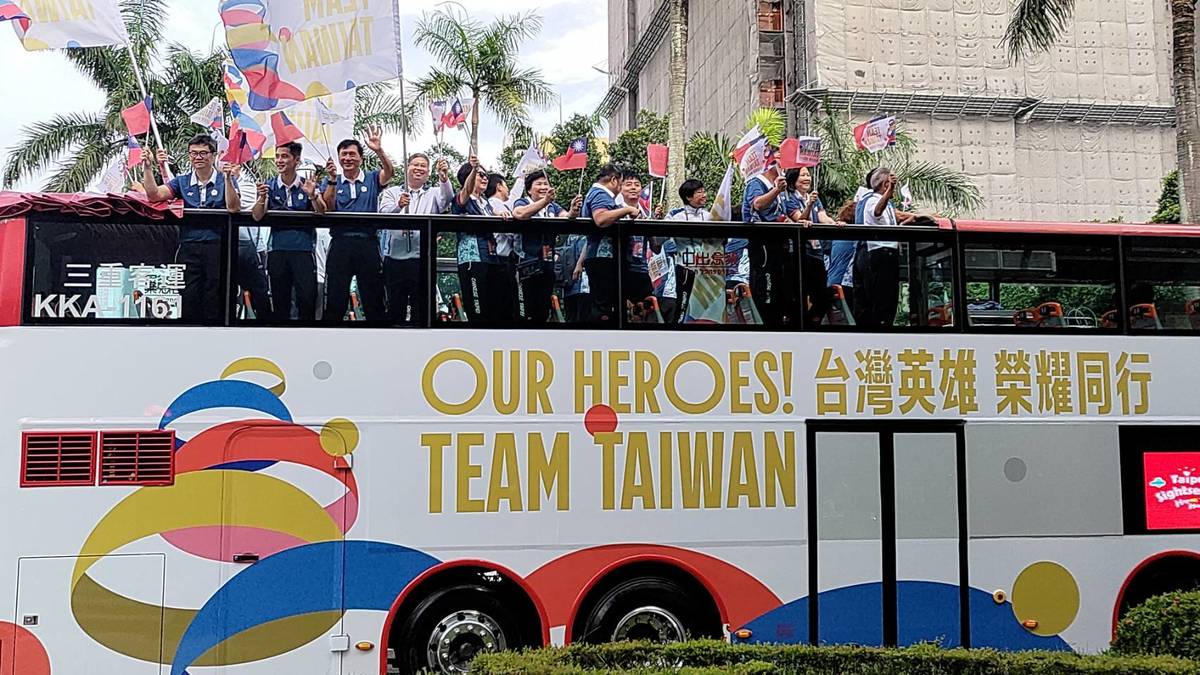 奧運英雄大遊行登場，奧運代表團接受民眾歡呼。熱情民眾為臺灣之光喝采