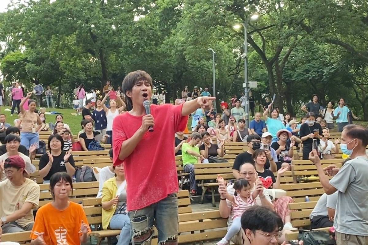 霧鹿國小學童與布農族歌手王宏恩聯手演出，炒熱現場氣氛。