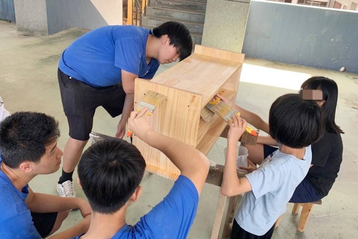 阿尼色弗兒童之家與公東高工合作，辦理「小匠木工營」，由公東高工木工科師生教導孩童使用各種工具及材料，製作成鞋櫃及矮櫃。