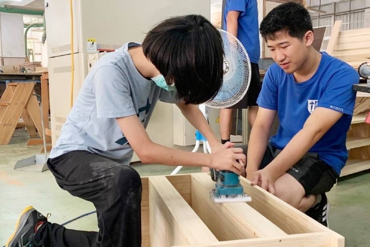 阿尼色弗兒童之家與公東高工合作，辦理「小匠木工營」，由公東高工木工科師生教導孩童使用各種工具及材料，製作成鞋櫃及矮櫃。
