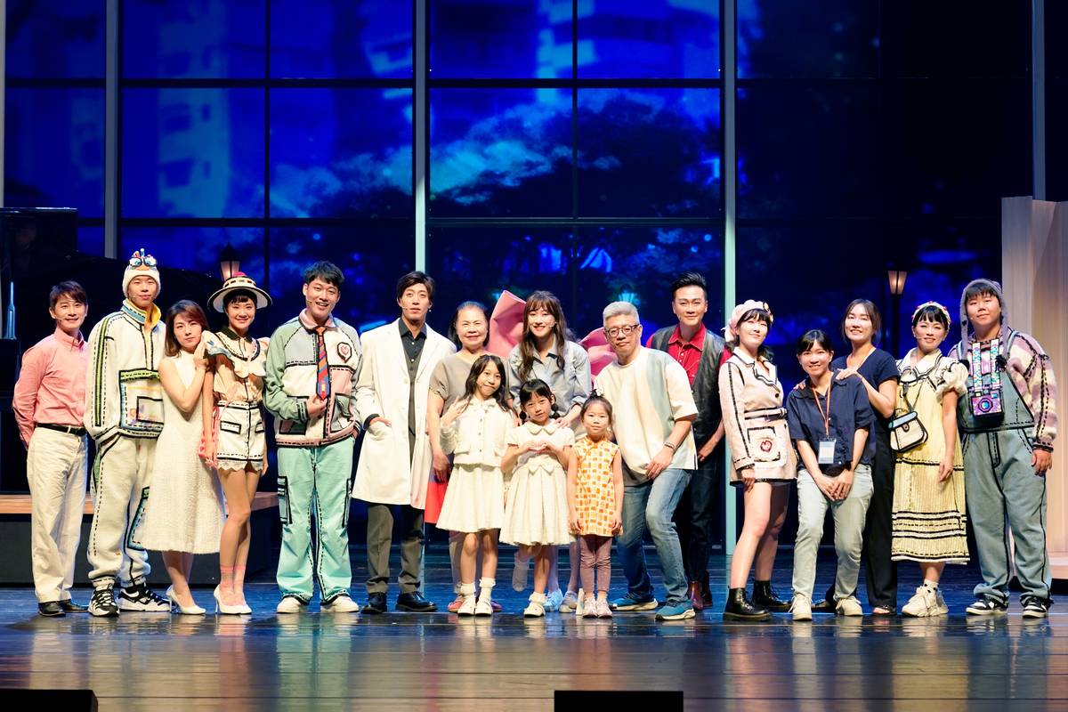 全民大劇團新戲《腦內失控的iTunes》演員、編導、音樂設計以及台北市藝文推廣處的詹素貞處長合影