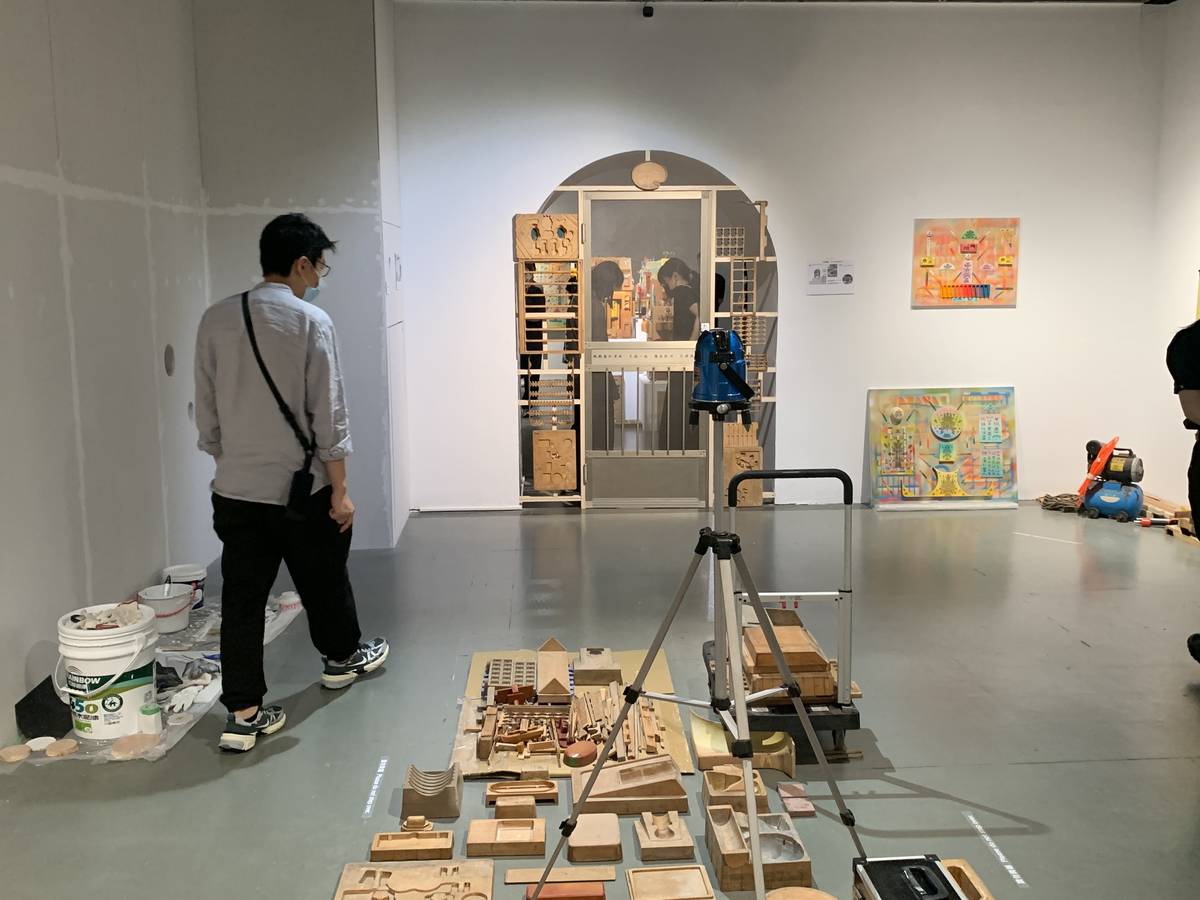 展場中的兩個軸線運用「紗門」這個熟悉的家庭物件相隔