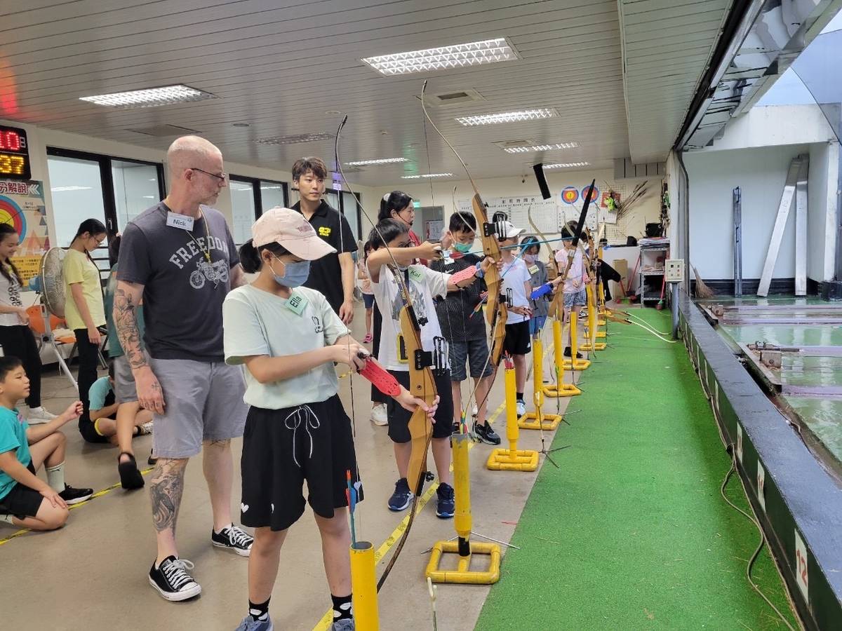 東門國小搭上奧運熱潮，帶孩子到運動中心體驗小小神射手 (北市教育局提供)
