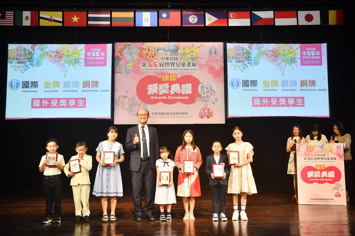 教育部林常務次長頒發國外得獎代表