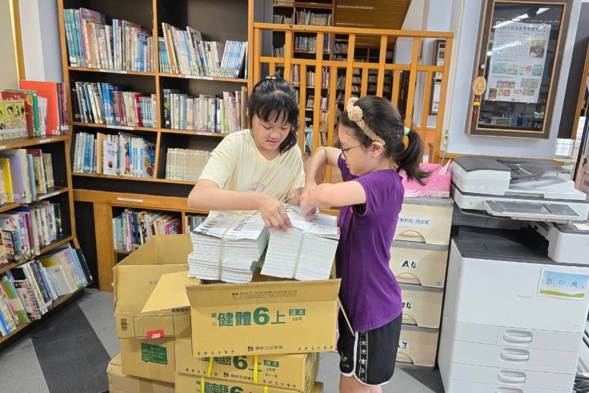 萬興國小召募高年級學生，協助整理全校的教科書