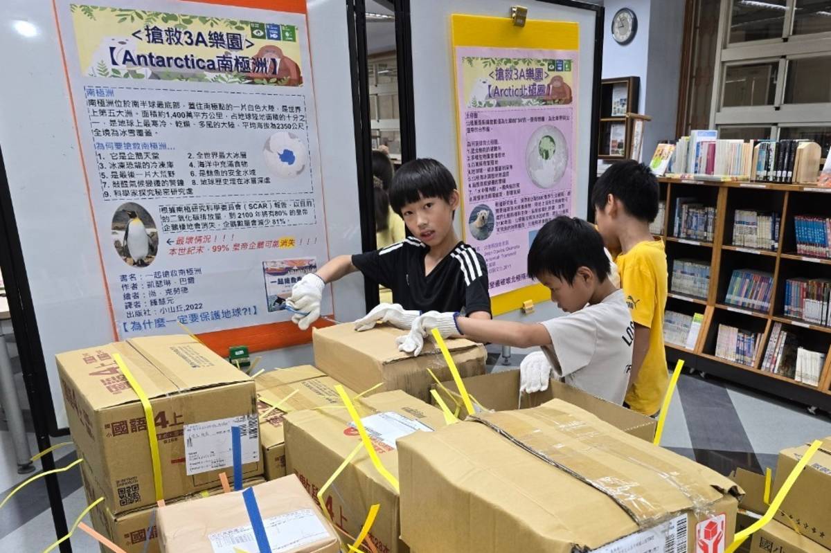 學生戴上手套，小心地剪斷打包帶_