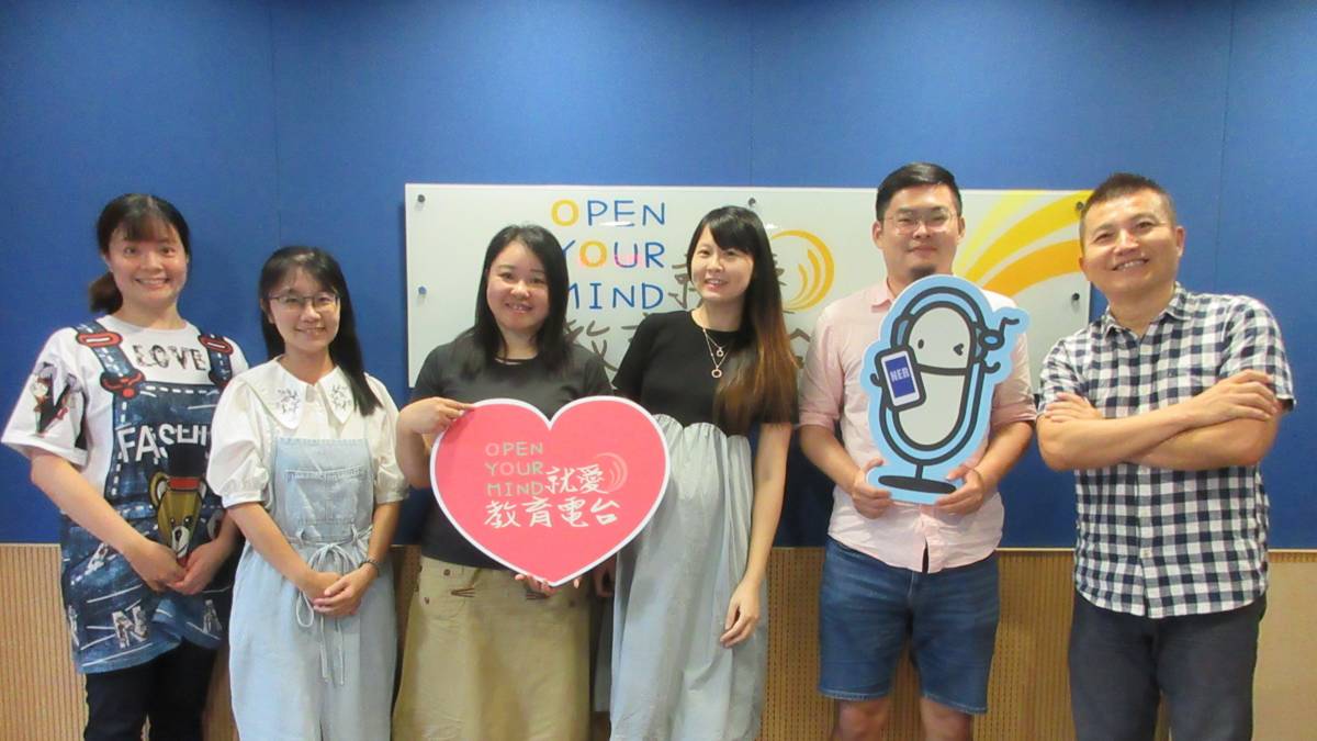 左起 節目主持人：臺中市南區樹義國小　　陳巧孟老師、臺中市西屯區長安國小何晴萍老師及邀訪來賓：臺中市西區忠明國小附設幼兒園 呂佳芳主任、臺中市潭子區新興國小附設幼兒園李介慈主任、臺中市南屯區南屯國小附設幼兒園陳俞欽老師。及教育電台常罡。