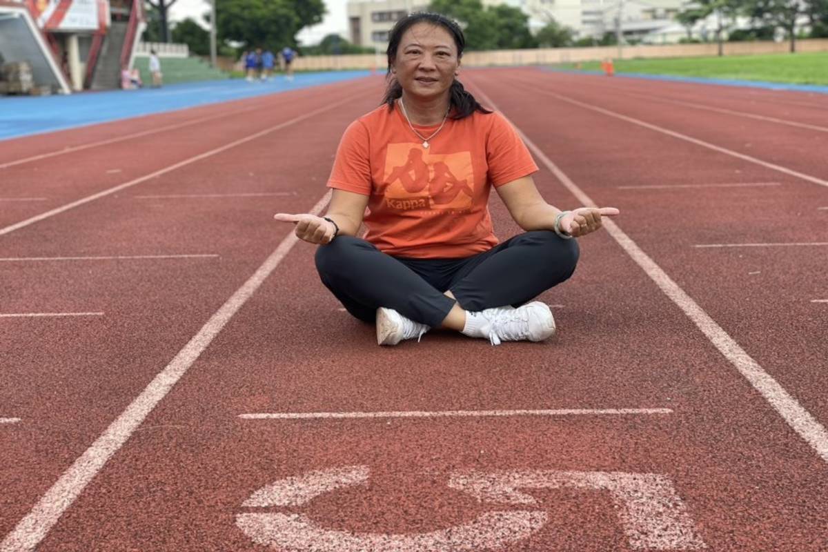 76年區運會400m第五名，她說自己是曾經的運動員，了解運動員訓練的辛苦。