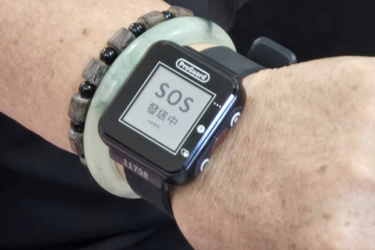 臺東偏鄉社區智慧整合照顧試辦計畫啟動，讓長者穿戴智能裝，監測健康狀況，也有SOS緊急救援系統，由24小時勤務中心提供協助。

 