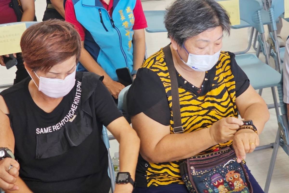 臺東偏鄉社區智慧整合照顧試辦計畫啟動，讓長者穿戴智能裝，監測健康狀況，也有SOS緊急救援系統，由24小時勤務中心提供協助。
