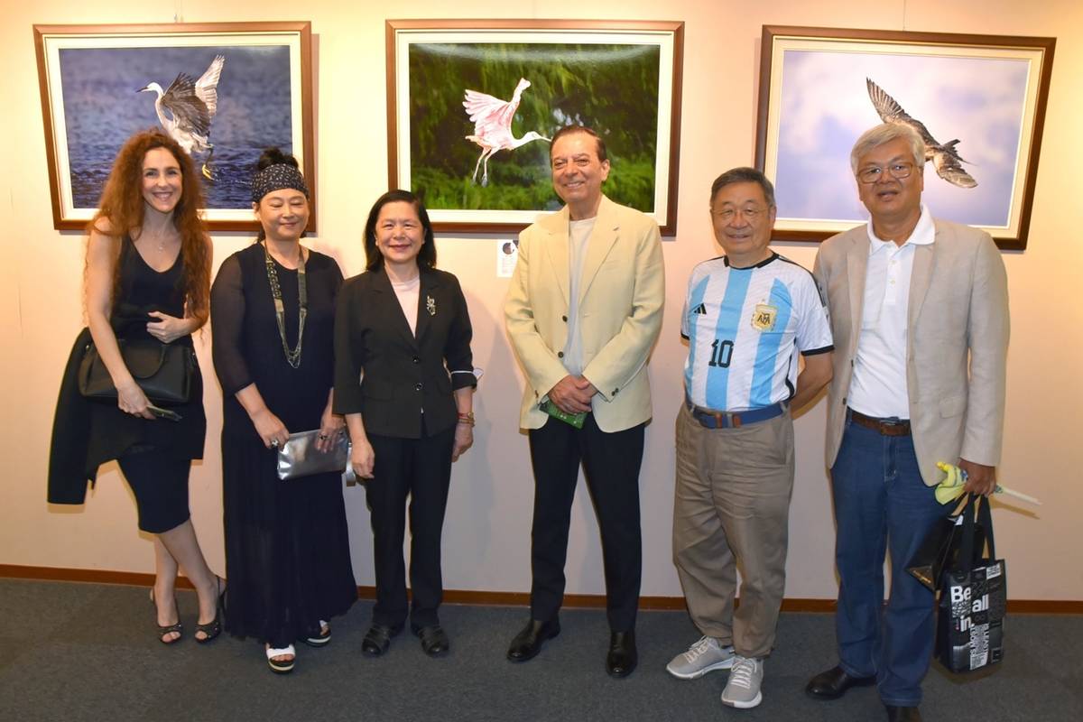國臺圖舉辦「阿根廷：別為我哭泣，為我歡樂」講座，邀請孫大明董事長(右二)演講，阿根廷大使賢伉儷赫南德斯共襄盛舉。