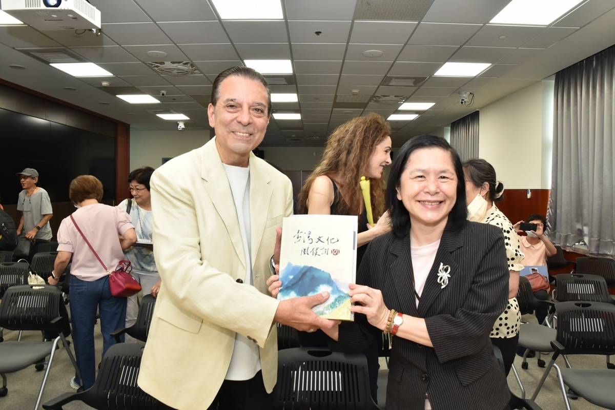 國臺圖曹翠英館長致贈阿根廷大使赫南德斯《臺灣文化關鍵詞101》。(國臺圖提供)
