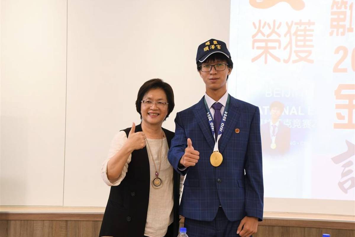 彰化縣長王惠美致贈何承憲順澤宮冠軍帽（圖源：彰化縣政府）