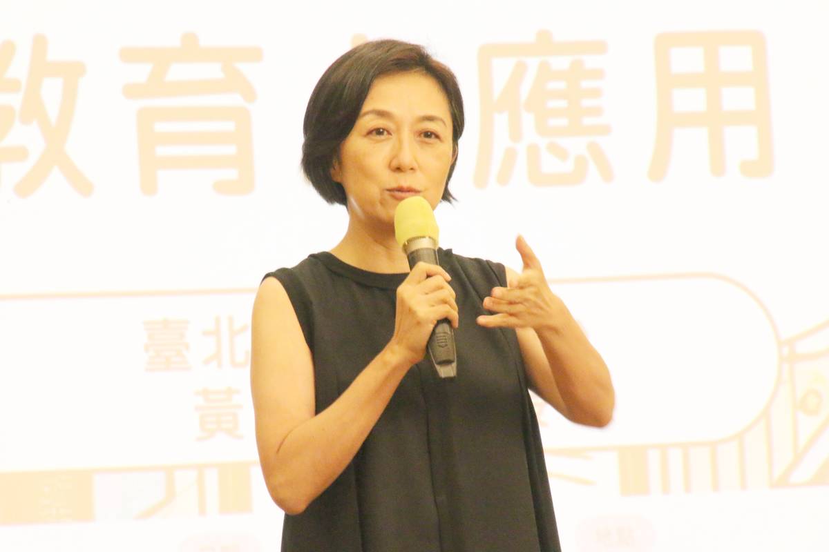 臺東縣國中小校長會議邀請臺北流行音樂中心董事長黃韻玲擔任講師，分享「流行音樂在教育上應用」。