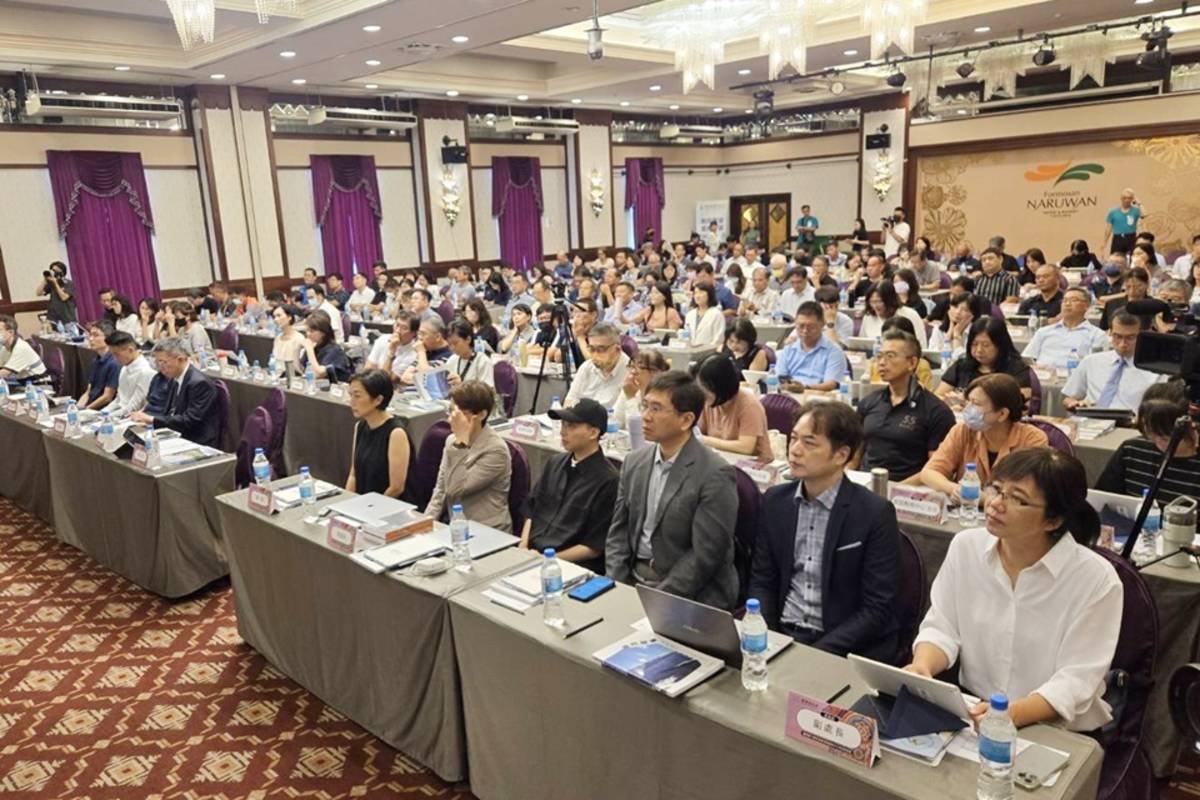 臺東縣國中小校長會議安排跨域講座，引領縣內教育發展，共同集思廣益，為臺東孩子的未來盡一份心力。
