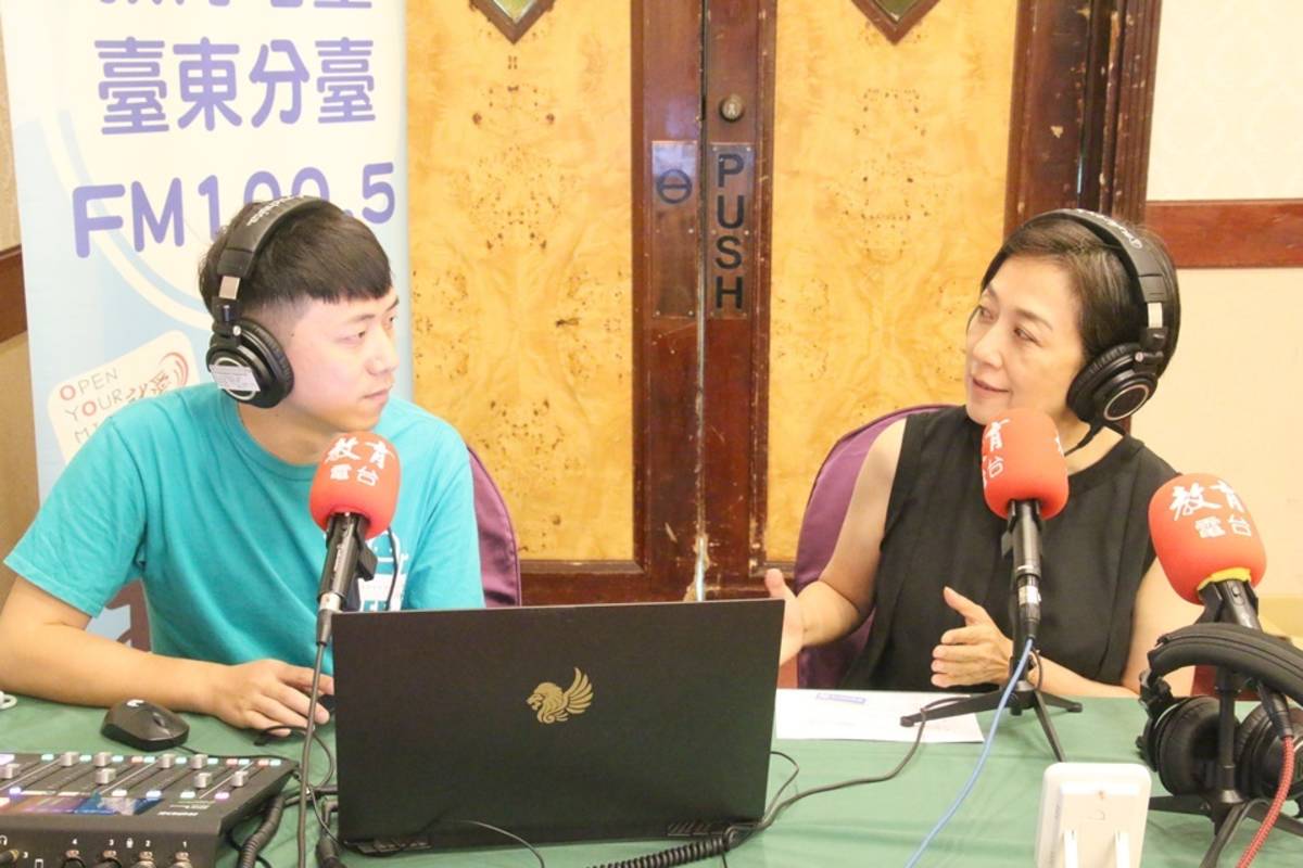 國立教育廣播電臺臺東分臺直播團隊前進校長會議現場，專訪北流董事長黃韻玲，與聽友即時分享臺東最新教育動態。