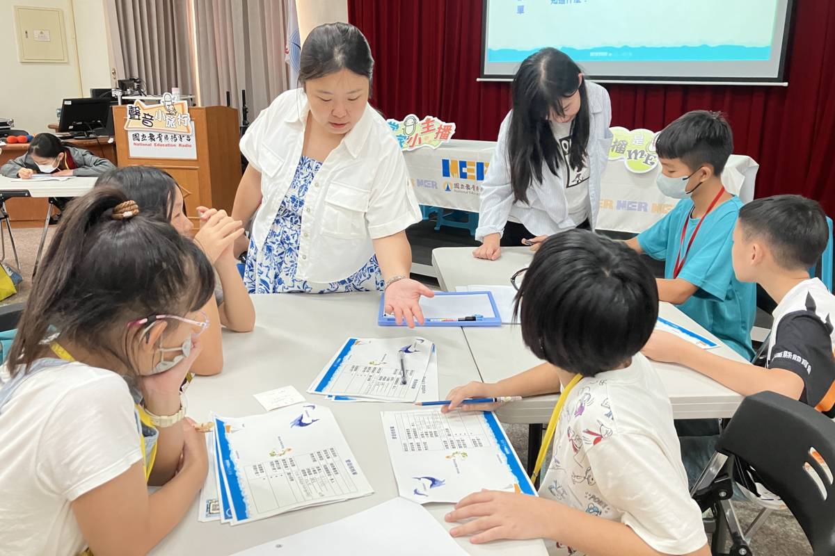 講師指導學生討論腳本