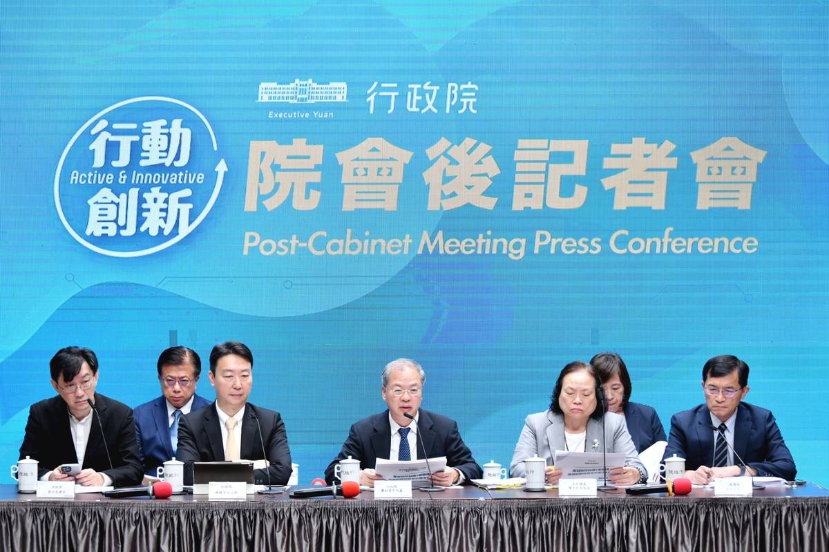 行政院院會會後記者會，說明明年度預算與政策。(行政院提供)