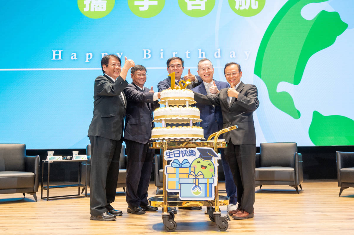 環境不彭啓明部長及環保署歷屆署長一同慶祝環境部一週年生日。(環境部提供)