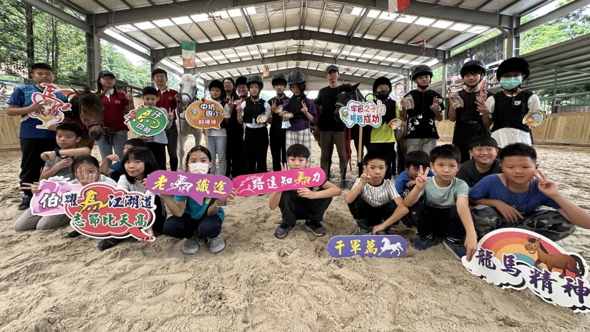 中坑國小師生合影
