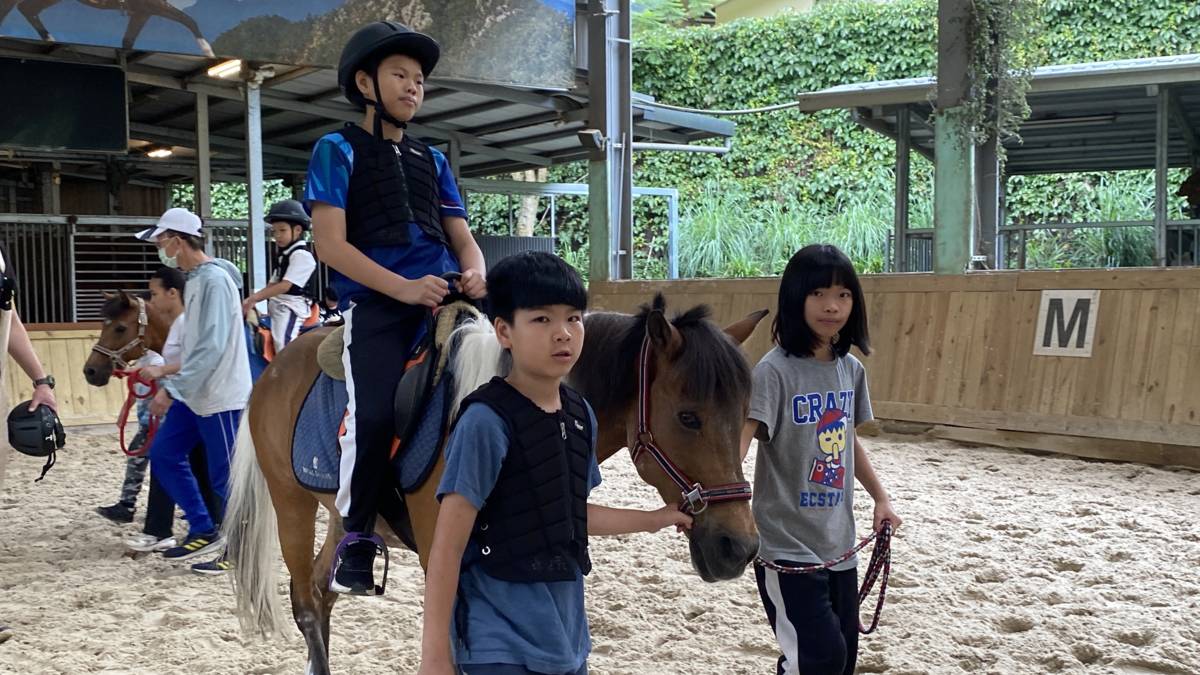 中坑國小學生上馬術課程