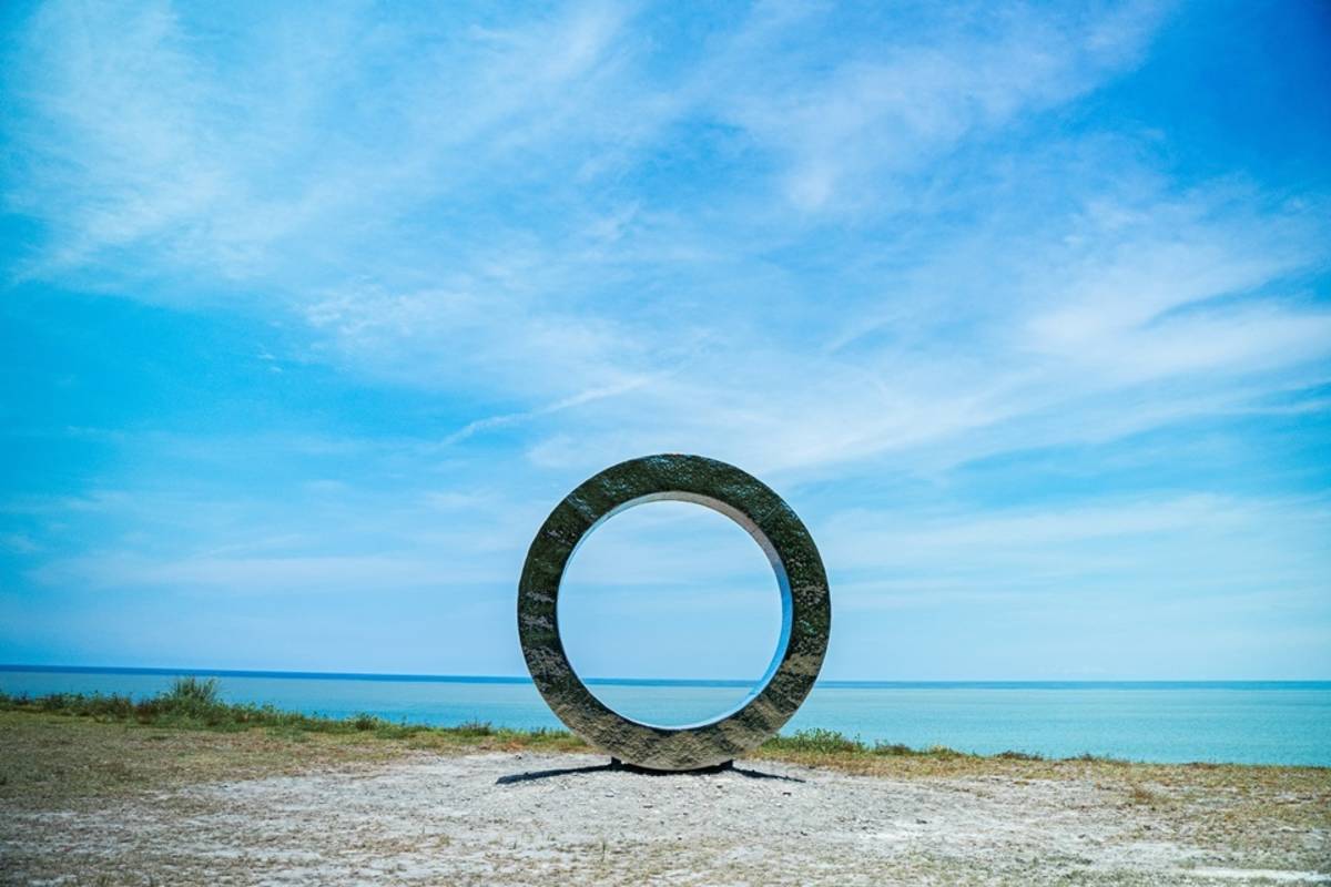 2024南迴藝術季，藝術家賴純純作品《第一道曙光》。(臺東縣政府提供)