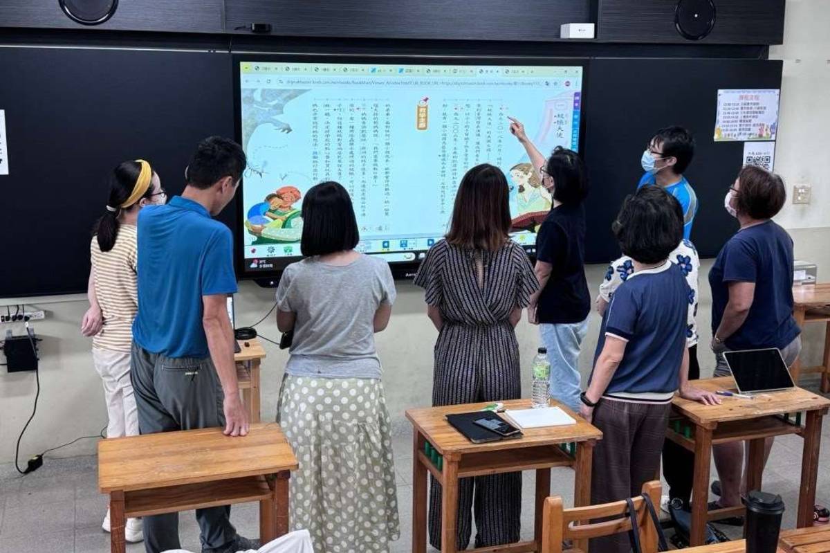 雲林縣教師們學習操作智慧黑板（圖源：雲林縣教育處）