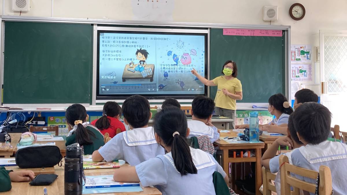111學年度健康促進學校輔導計畫前後測成效評價成果報告特優學校-屏東縣新埤鄉餉潭國民小學-「男孩精」繪本導讀

111學年度健康促進學校輔導計畫前後測成效評價成果報告特優學校-屏東縣新埤鄉餉潭國民小學，以尊重、包容為目標，推行以月經教育為主題的課程，由低年級開始分齡運用繪本引導孩子認識身體與青春期變化，社團學習縫製生理用品包分享給弱勢民眾。本次獲獎作品：「護愛活動、從心開始引領學生探索性教育旅程-對國民小學學童性知識、性態度的影響」，策畫中高年級學生一星期穿戴氣球進行校園活動，藉此體會孕婦的不便與所需的協助，從中了解父母長輩從小對於自己的用心保護，由性教育出發，更進一步地增進親子間的瞭解，互相關愛也相互學習，既傳遞了身心健康促進的資訊，亦傳播了溫暖的愛。

採訪：屏東縣新埤鄉餉潭國民小學
              林秀英校長
