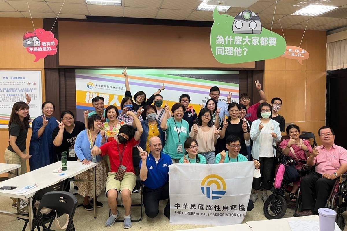 機器人阿弟議題式遊戲發表會遊戲工作坊大合照 (教育部提供)