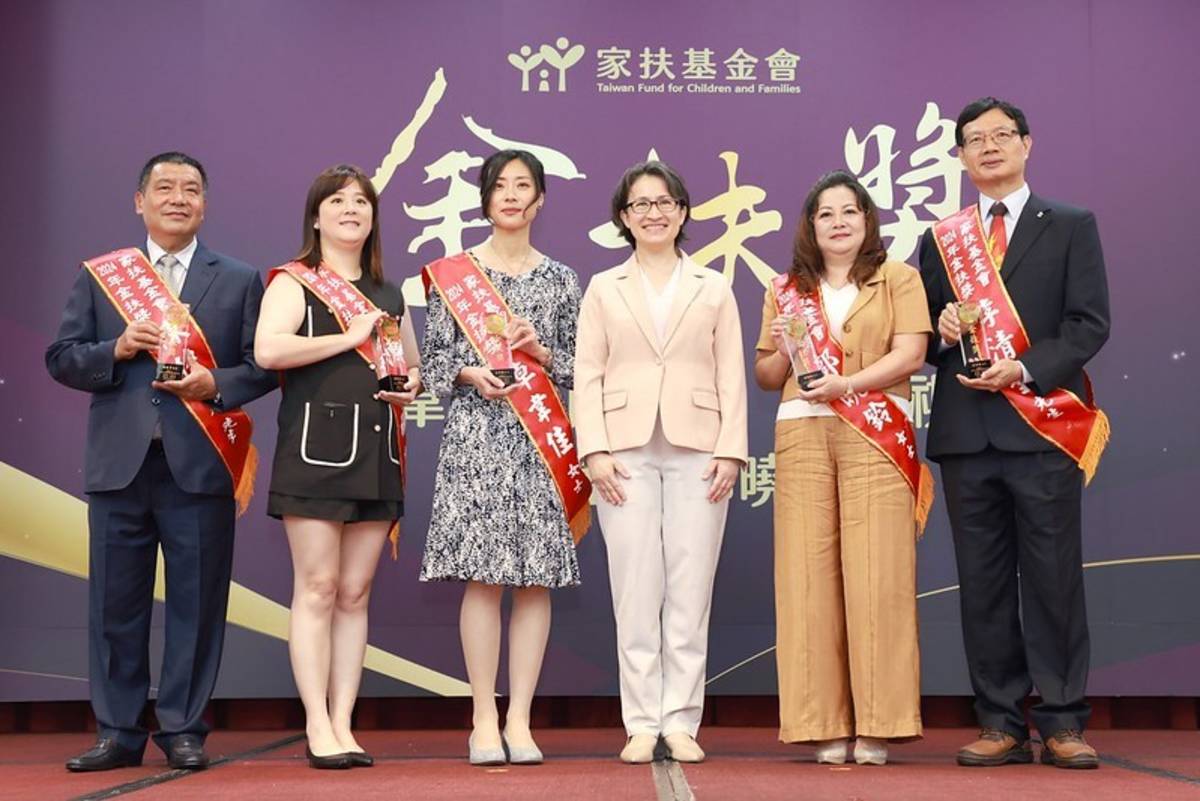 蕭美琴副總統在「家扶基金會2024年金扶獎頒獎典禮」上與傑出自立青年合影 (家扶提供)