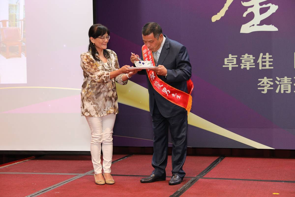 星星知我心真實上演，陳俊男與幼妹於舞台上品嚐媽媽的味道 (家扶提供)